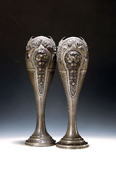 Paar große Jugendstilvasen, André, Villien, Zinn, floraler Dekor, am Boden gemarkt, H. ca. 41 cm