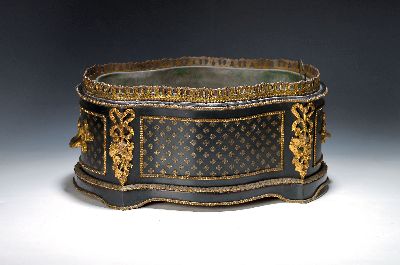Jardiniere, Frankreich, um 1880, Napoleon III, mit Messingeinlagen in sog. Boulle-Optik, innen mit Zinneinsatz, dunkles Holz, ca. 18x40x25 cm, l. ...