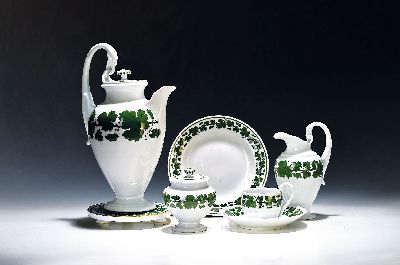 Kaffeeservice für 12 Personen, Meissen, 20. Jh., 2. Wahl, voller grüner Weinkranz, Schwanenhenkel, Kanne mit Untersetzer, Zuckerdose, ...