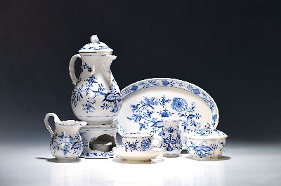 Kaffeeservice, Meissen, 20. Jh., 2. Wahl, blaues Zwiebelmuster unter der Glasur, Kaffeekanne, Stövchen, Zuckerdose, Milchkännchen, 12 Tassen mit ...