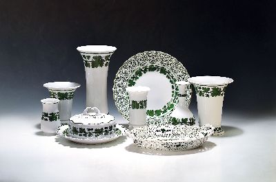 9 Teile Porzellan, Meissen, 20. Jh., 2. Wahl, voller grüner Weinkranz, 6 versch. Vasen 10-24cm, ovale Schale mit Rand in Durchbrucharbeit, ca. ...