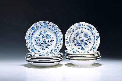 6 flache und 6 tiefe Teller, Meissen, um 1900 und später, 2. Wahl, blaues Zwiebelmuster unter der Glasur, D. ca. 24.5 bzw. 23cm