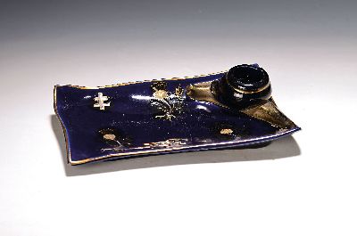 Tintenzeug/Schreibtischset, Keller & Guerin, Luneville, um 1900, Fayence, rechts oben Schnecke, ohne Glaseinsatz, Lothringer Kreuz, 6 x 24 x 14 cm, ...