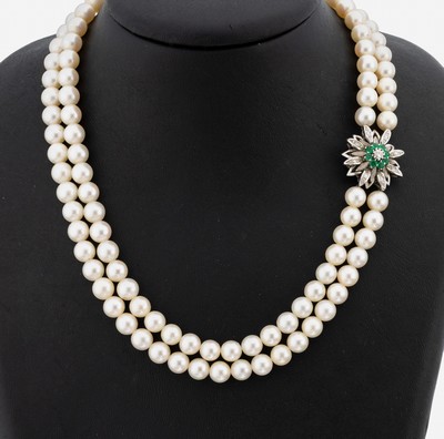 Perl-Collier mit 14 kt Gold Smaragd-Diamant -Schließe, WG 585/000, 2-rhg. Akoyazuchtperlen, D. ca. 7 mm, blütenf. Kastenschloss mit 8 rundfacett. ...