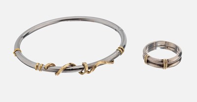 Edelstahl und 14 kt Gold Set, GG 585/000 gepr., best. aus: 1 Armreif, D. ca. 5.6 x 4.7 cm, Klappscharnier, Kastenschloss, und 1 Ring,Platin ...