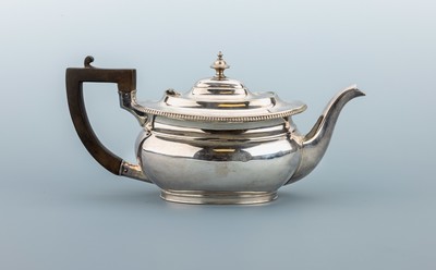 Teekanne, England, 1910-1935, Metall versilbert, ovaler gedrückter Korpus, umlaufender Perlrand, Griff ebonisiertes Holz,Marken unged., bez. Hard ...