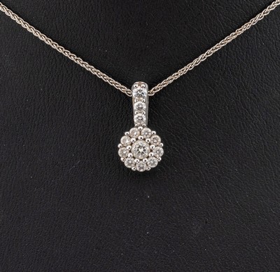 18 kt Gold Brillant-Anhänger, WG 750/000, 13 Brillanten zus. ca. 0.36 ct Weiß/si, L. ca. 1.5 cm, an Kette, WG 750/000, L. variabel ca. 43 bzw. 45 ...
