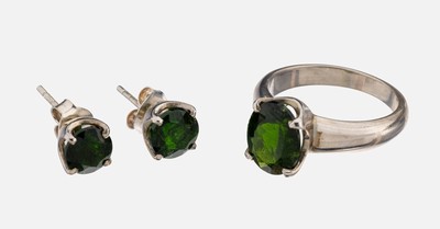 Turmalin-Schmuckset, 925er Silber, best. aus: 1 Paar Ohrstecker mit 2 rundfacett. Turmalinen und 1 Ring, RW 53, mit ovalfacett. Turmalin, zus. ca. ...
