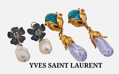Paar YVES SAINT LAURENT Ohrclips, Metall verg., organisch florales Design, blaue Kunstharz-Cabochons, bewegl. Abhängung mit lila Kunstharz-Tropfen, ...