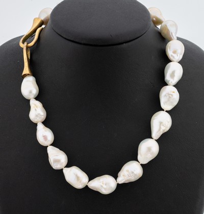Perl-Collier, barocke Südseezuchtperlen, D.ca. 13-14.5 mm, L. ca. 42 cm, Hakenschließe 925er Silber verg., 3 lose Perlen als Verlängerung anbei