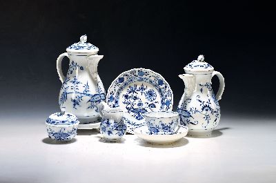 Kaffeeservice für 12 Personen, Meissen, 20. Jh., Zwiebelmuster, große und, kleinere Kaffeekanne, 3 Milchkännchen, 2 Zuckerdosen, 12 Tassen mit ...