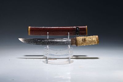 Tanto (Dolch), Japan, Meji Periode, beidseitig gekehlte Stahlklinge, Griff mit Rochenhaut und zwei Bronze-Menukis, Lack- Scheide, Klinge vorne leicht ...