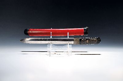 Tanto (Dolch), Japan, Meji-Periode, gerade beidseitig geschliffene Stahlklinge, Griff Schwarzlack mit Bronzemenuki (Drachen), Scheide Rotlack, L. ca. ...