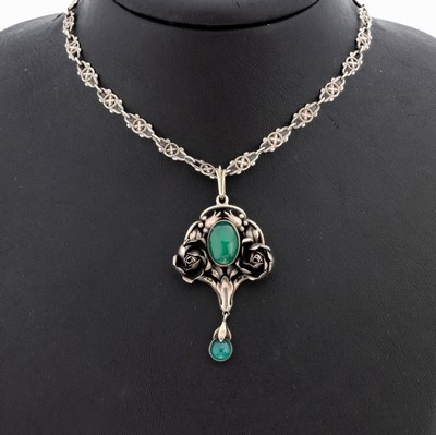 Jugendstil Achat-Anhänger, deutsch, um 1900, 800er Silber, reliefiert gearbeitet mit 2 Rosenblüten, ovaler Achat-Cabochon und bewegl.Abhängung ...