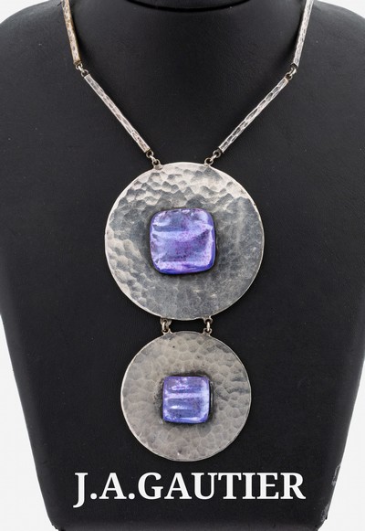 J.A.GAUTIER Designer-Collier, Frankreich, Paris, 1960er-70er Jahre, Metall versilbert, Mittelteil aus 2 runden Platten mit Hammerschlagdekor, 2 ...