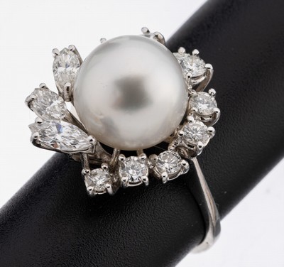 18 kt Gold Perl-Diamant-Ring, WG 750/000, mittig silbergraue Südseezuchtperle, D. ca. 11 mm, 6 Brillanten und 6 Diamantnavettes zus.ca. 1.20 ct ...