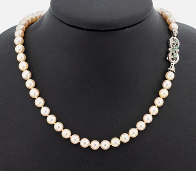 Perl-Collier mit 18 kt Gold Smaragd-Schließe, WG 750/000, Akoyazuchtperlen, D. ca. 6.2- 6.9 mm, Steckschließe mit 5 kl. rundfacett. Smaragden, L. ...