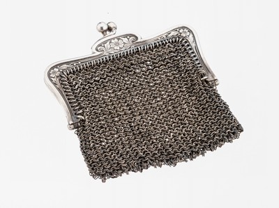 Abendtäschchen, Frankreich um 1900, wohl 800er Silber, geschwungener Bügel mit floralemDekor, innen 2 Fächer, ca. 6.5 x 7 cm, ca. 50.1 g, bez. ...