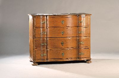Barockkommode/Brandkommode, deutsch, 1760, Eiche massiv, 4 Schubladen, doppelt geschweift, leichte Kanneluren, aufwendige Messingbeschläge, ohne ...