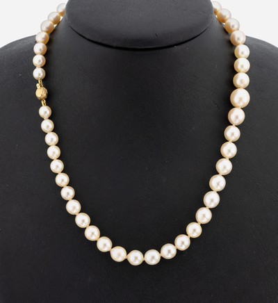 Perl-Collier mit 18 kt Gold Schließe, GG 750/000, Akoyazuchtperlen im Verlauf, D. ca. 6.1-9.6 mm, L. ca. 40 cm, gerillte Kugelschließe