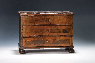 Modellkommode, deutsch, 18. Jh., Nussbaumfurnier, drei Schubladen, Fadenintarsien, ca. 24.5 x 33 x 17 cm, EZ 3, altersbedingt beschädigt