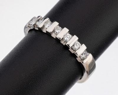 14 kt Gold Brillant-Ring, WG 585/000, 7 Brillanten zus. ca. 0.35 ct Weiß/si, RW 61, ca. 4.8 g