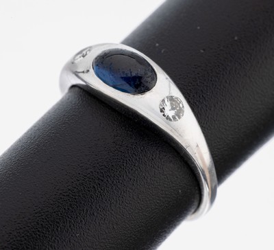 14 kt Gold Saphir-Brillant-Ring, WG 585/000, ovaler Saphir-Cabochon ca. 0.60 ct, 2 Brillanten zus. ca. 0.10 ct Weiß/si, RW 46, ca. 1.8 g
