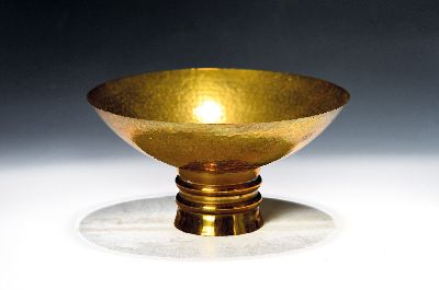 Bauhaus Schale von Friedrich Marby, (1905-1984), Messing, Hammerschlagdekor, am Boden gemarkt und bez. Handarbeit, H. ca. 9.8 cm, D. ca. 19cm