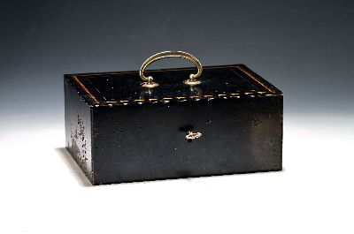 Kassette von Marianne Brandt (1893-1983), Ruppel Werke Gotha, Metall aussen schwarz und innen rot lackiert, am Boden gemarkt Ruppel, Gebr.-spuren, ...