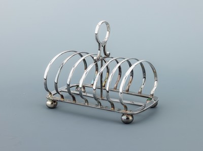 Toastbrothalter, England, Metall versilbert, Platz für 6 Scheiben Toast, Herstellermarke JS unged., L. ca. 16.5 cm