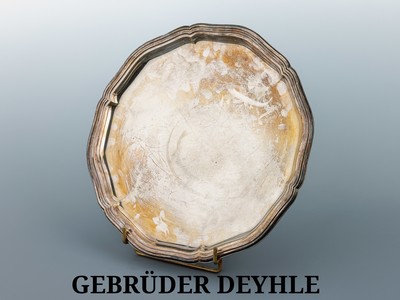 Tablett, deutsch, 1930er Jahre, 830er Silber, mehrfach geschweifter und getreppter Rand, D. ca. 33 cm, ca. 524 g, Hersteller GEBRÜDER DEYHLE