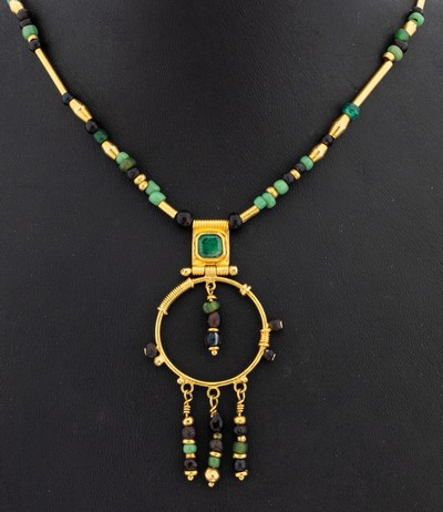 18 kt Gold Farbstein-Collier, GG 750/000 gepr., ungewöhnliches Design, rundes Mittelteil mit bewegl. Abhängungen, Smaragde und Lavagestein, 1 ...
