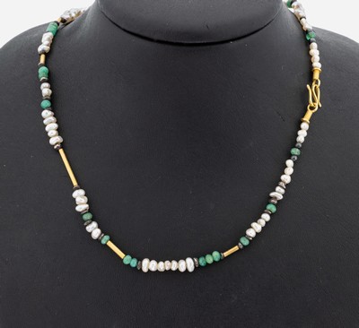 18 kt Gold Perl-Farbstein-Collier, GG 750/000 gepr., barocke Zuchtperlen und kl. Smaragd-Linsen, Silber-Zwischenglieder, GG -Zwischenglieder und ...