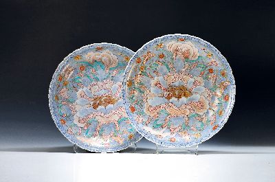 Paar große Teller, Japan, Arita-Stil, 19. Jh., leicht reliefierte Form mit großer Pfingstrose, die sich leicht hervorhebt, Schmetterlinge und ...
