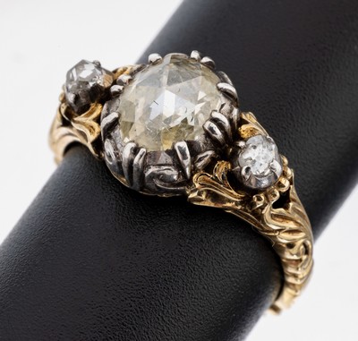 14 kt Gold Diamant-Ring, um 1830-40, GG 585/000, part. Silber, ovale Diamantrose ca. 0.60 ct, Fassung rückseitig zeittyp. verbödet,2 Diamantrosen ...