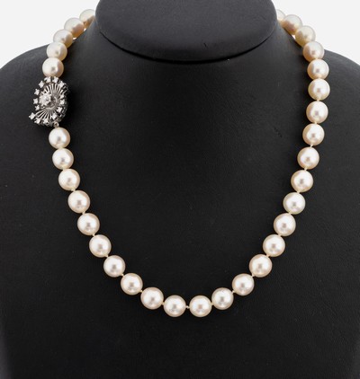Perl-Collier mit 14 kt Gold Diamant-Schließe, WG 585/000, 93 Zuchtperlen, D. ca. 8.6-8.8 mm, Kastenschloss mit Sicherheitsacht, 1 Altschliffdiamant ...