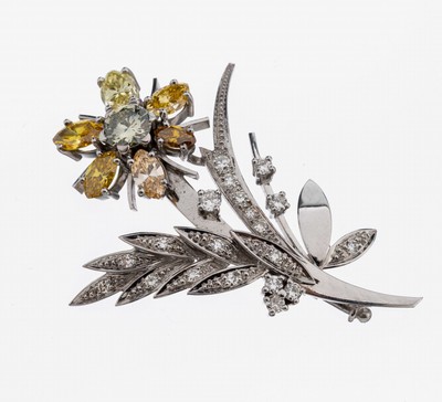 18 kt Gold Diamant-Brosche, WG 750/000, in Form einer Blume, Brillanten und Diamanten in versch. Schliffformen zus. ca. 3.085 ct (grav.) feines ...