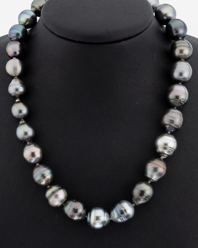 Perl-Collier, 27 barocke Tahitizuchtperlen in versch. Farbtönen, D. ca. 12-15 mm, nat. Merkmale, L. ca. 44 cm, Kugelschließe Edelstahl sat.