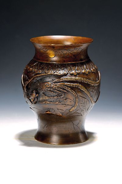 Vase, China, um 1880-1890, Bronze, mit halbplastischem Relief von Kranichen, am Boden Signet, H. ca. 18cm