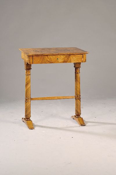 Biedermeier Beistelltisch, Österreich, um 1820/25, Nußbaumfurnier, z.T. Wurzelnussfurnier, eine Schublade, Säulenunterbau, Schellack poliert, ...