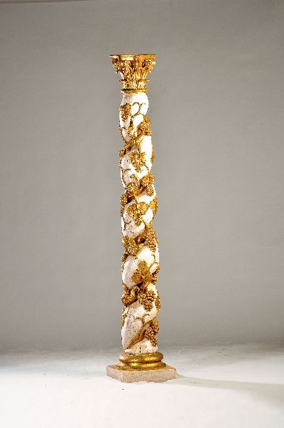Große Deko-Säule im Barock-Stil, 19.Jh, geschnitzte Säule mit Weinranken und Traubenrelief in gold auf creme-weißem Grund, gekrönt von ...
