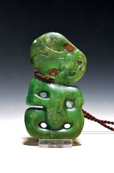 Hei Tiki, Amulett der Maori, Neuseeland, Nephrit, sog. Greenstone, geschnitzt und geritzt, Augen mit Siegelwachs, H. ca. 14cm