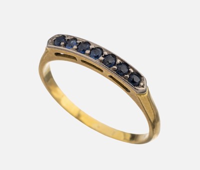 18 kt Gold Saphir-Ring, GG 750/000, Ringkopf schauseitig Platin, 7 kl. rundfacett.Saphire, RW 55, ca. 2.2 g