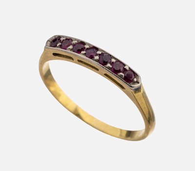 18 kt Gold Rubin-Ring, GG 750/000, Ringkopfschauseitig Platin, 7 kl. rundfacett. Rubine, RW 55, ca. 2.2 g