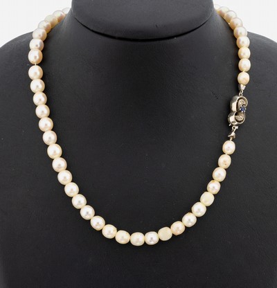 Perl-Collier mit 14 kt Gold Saphir-Diamant- Schließe, GG/WG 585/000, unrunde Zuchtperlen, Lüster teilw. abgetragen, Steckschließe mit kl. ...