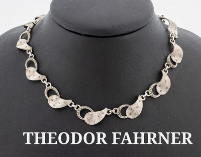THEODOR FAHRNER Markasit-Collier, wohl 1940er-60er Jahre, 925er Silber, abstrakt. blattähnliche Glieder mit kl. Markasiten, L. ca. 40 cm, ...