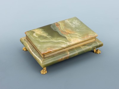 Schmuckschatulle, Korpus und Deckel aus Onyxmamor, Monturen Messing verg., auf 4 Tatzenfüßen, innen violetter Filz, ca. 17.5 x 13 cm, Gebr.-Spuren