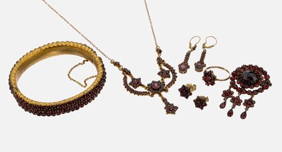 Konvolut 6 Teile Granatschmuck, GG 333/000 und Tombak, um 1900-neuzeitlich, 8 kt Gold: Ring, RW 52 und Paar Ohrgehänge, Tombak: Collier, L. ca. 41 ...
