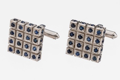 Paar 18 kt Gold Saphir-Manschettenknöpfe, WG 750/000, 64 rundfacett. Saphire zus. ca. 3.20 ct, ca. 17.6 g, bez. LARRY