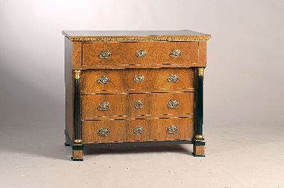Klassizistische Kommode, 19.Jh., Nußbaumfurnier, 4 Schubladen, schwarze Vollsäulen mit vergoldeten Kapitellen, obere Schublade heraus stehend ca. ...